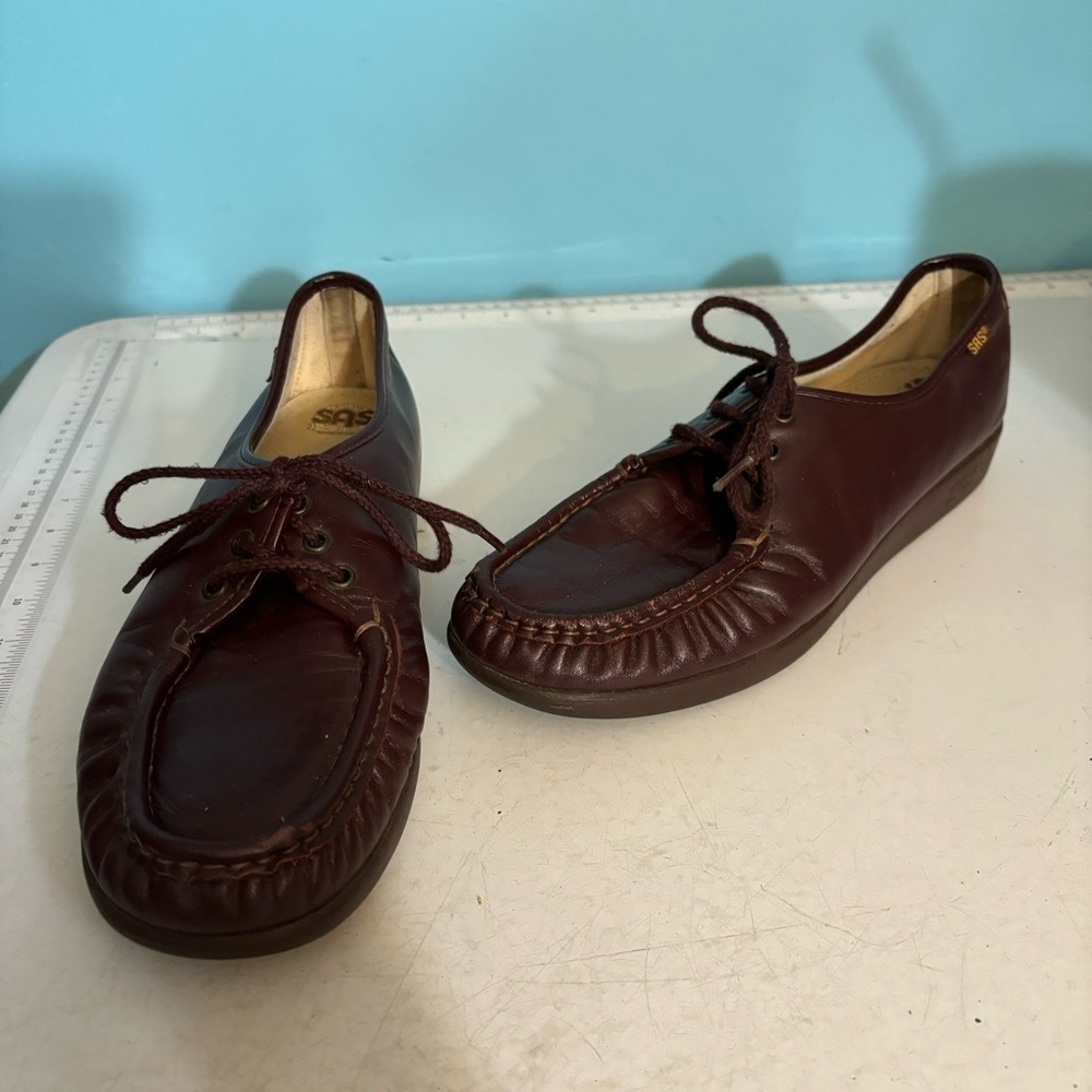 SAS women’s burgundy lace up comfort leather loafer in size 11